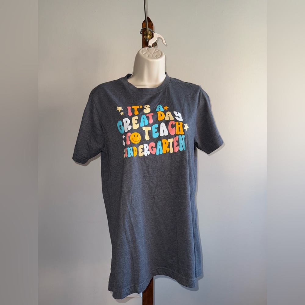 Make Market (Medium) Grey Teacher T-Shirt for Kindergarten